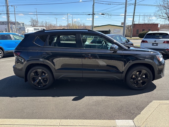 2025 Volkswagen Taos SE photo 3