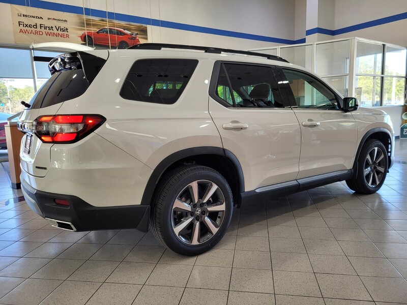 2025 Honda Pilot Touring photo 2
