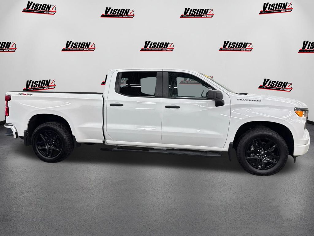 2023 Chevrolet Silverado 1500 Custom photo 4