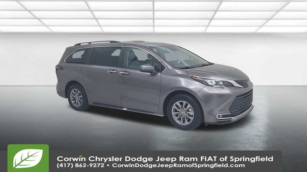 2024 Toyota Sienna XLE photo 2