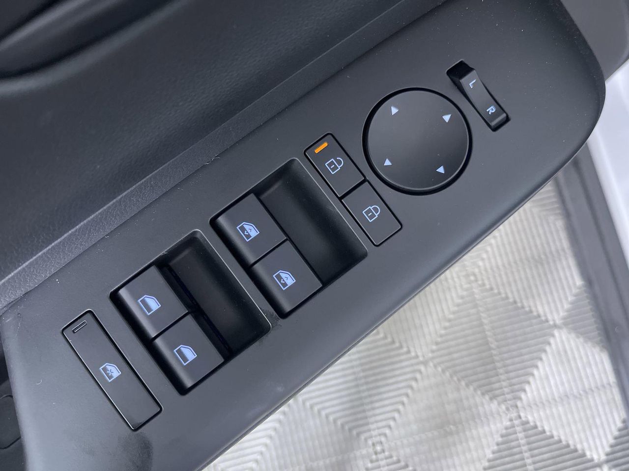 2025 Hyundai Kona SEL photo 23