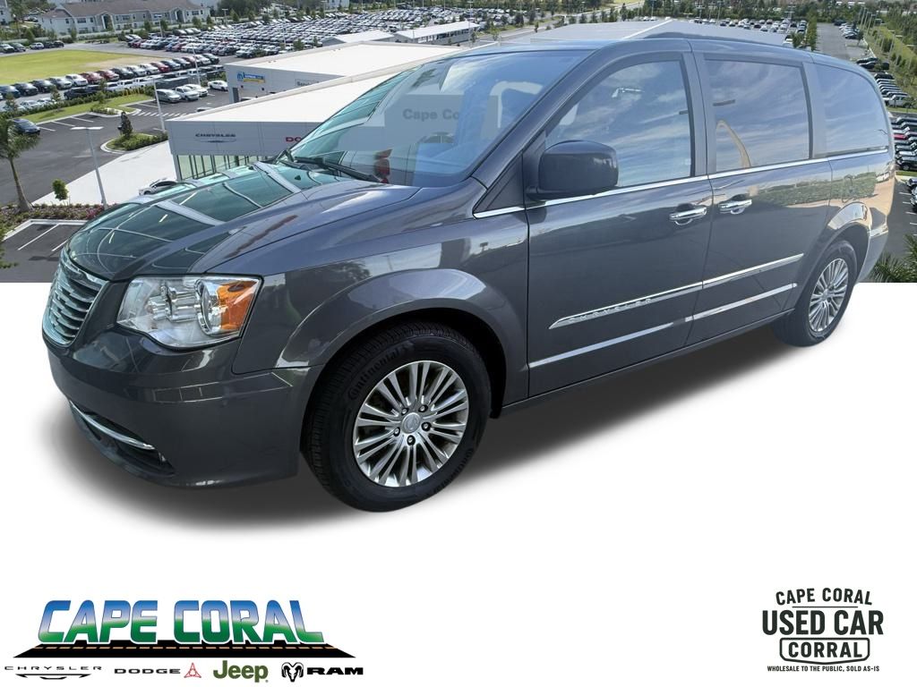 2016 Chrysler Town & Country Touring's photo