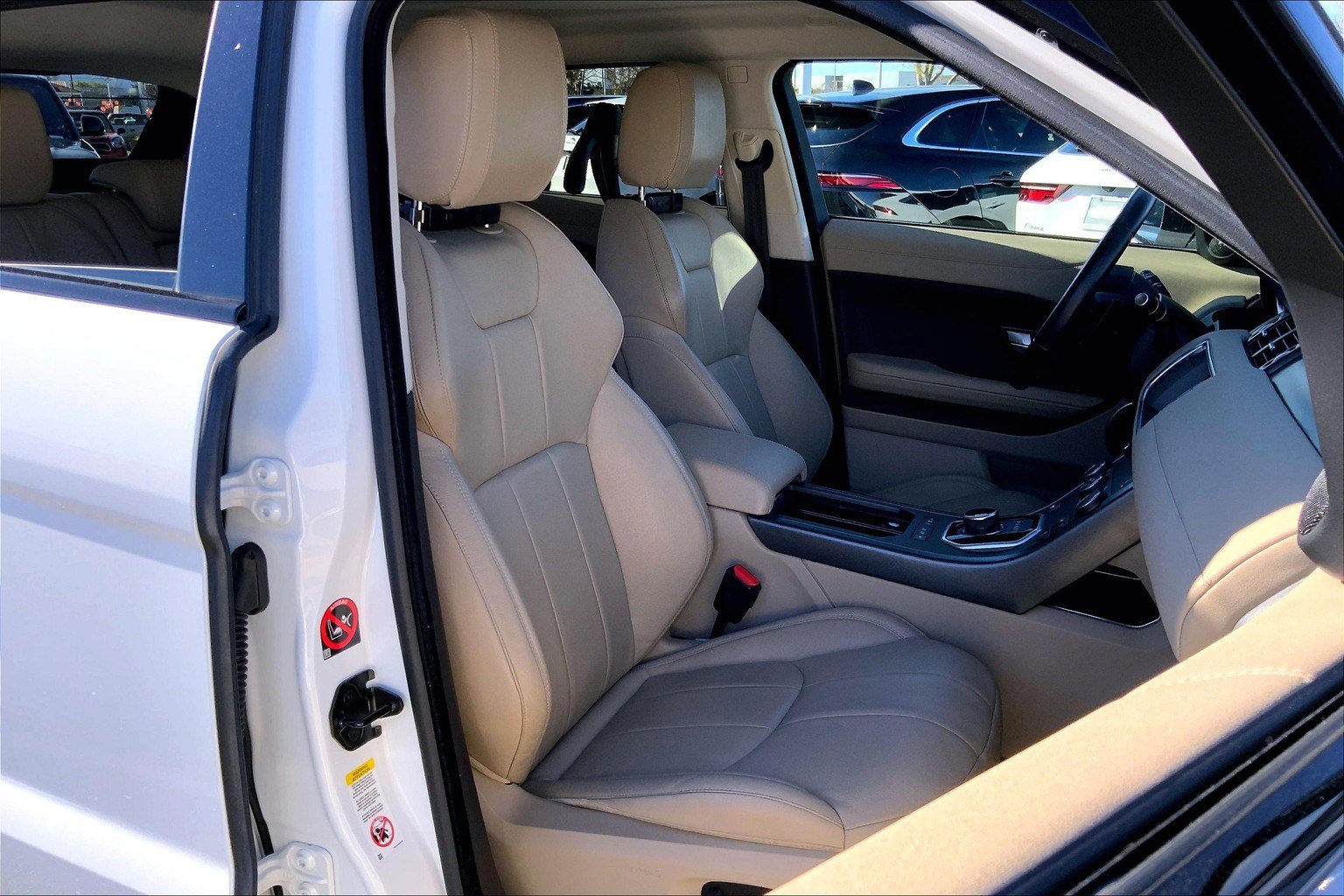 2019 Land Rover Range Rover Evoque SE photo 6