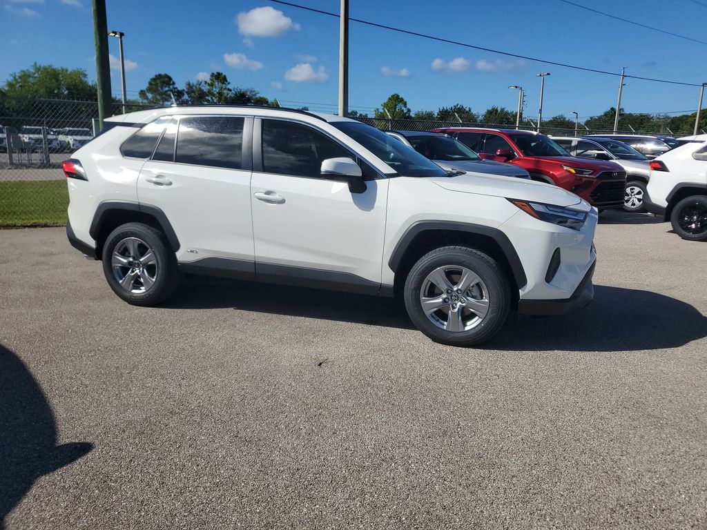 2025 Toyota RAV4 Hybrid LE photo 4