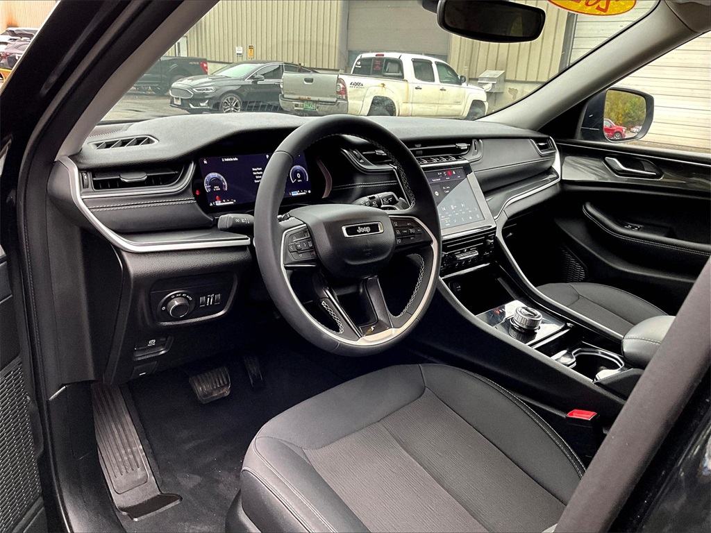 2023 Jeep Grand Cherokee Laredo photo 8