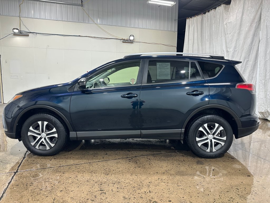 2018 Toyota RAV4 LE photo 8