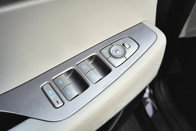 Used 2023 Red Hyundai SE image 23