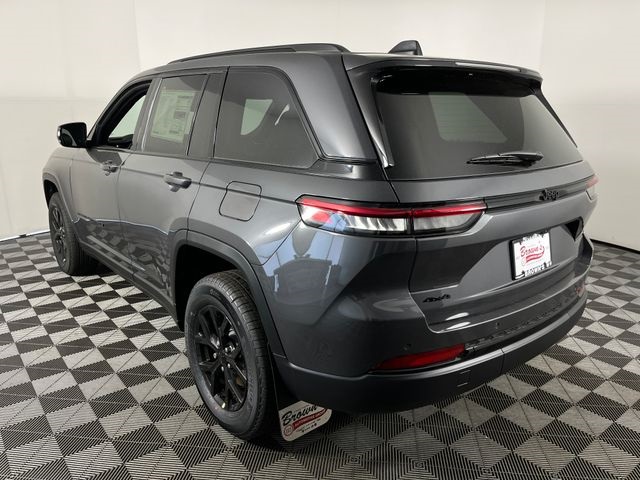 2025 Jeep Grand Cherokee Laredo Altitude photo 3