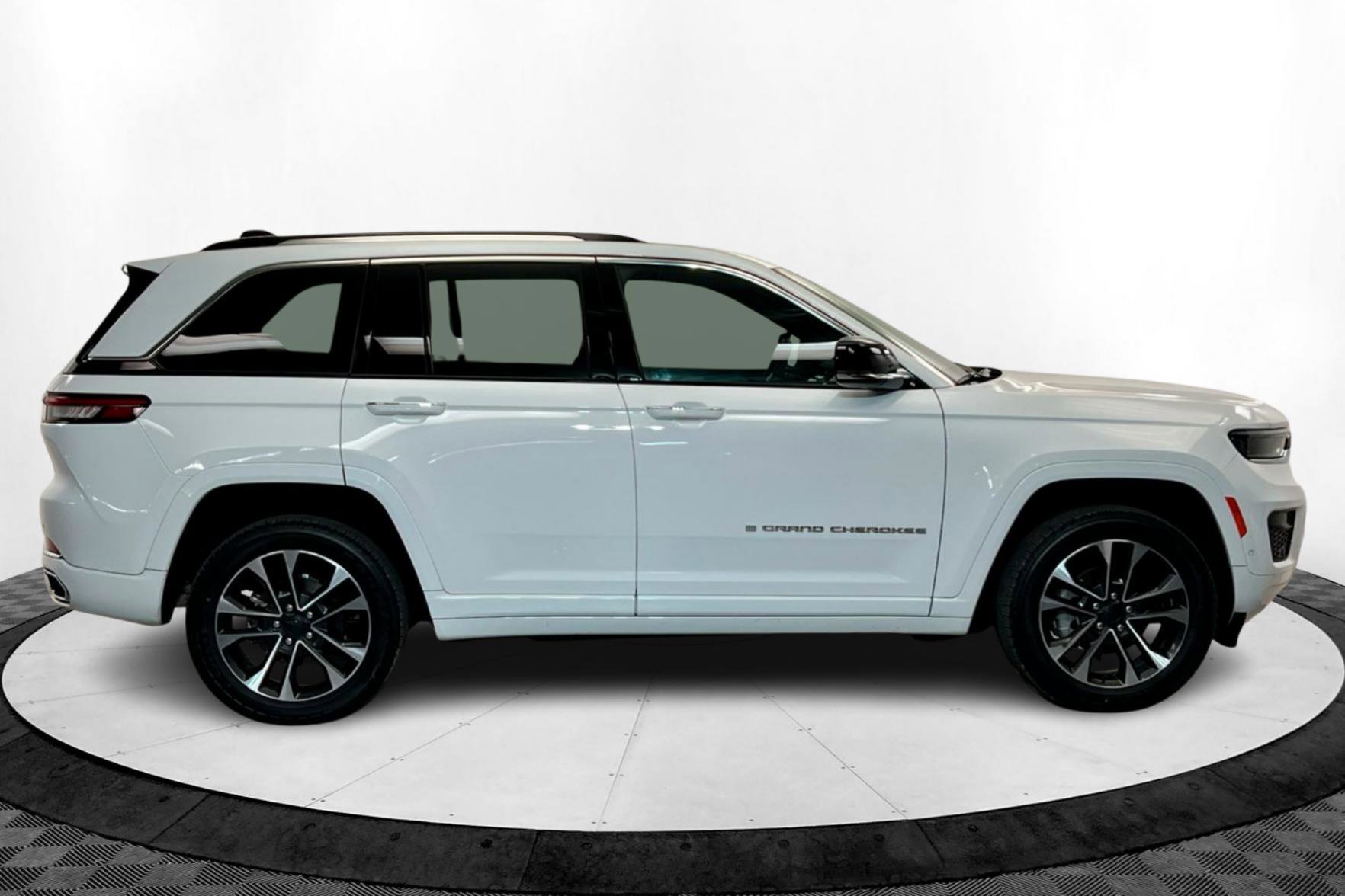 2023 Jeep Grand Cherokee Overland photo 6