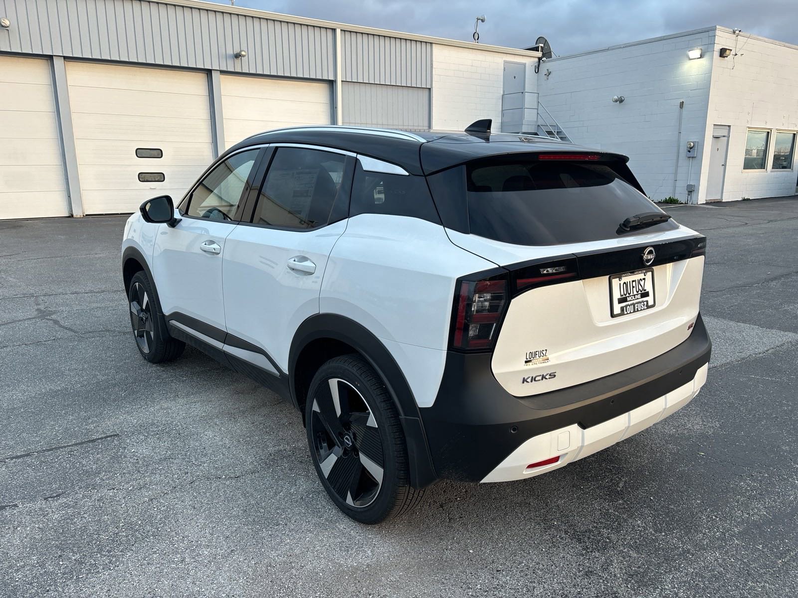 2025 Nissan Kicks SR photo 2