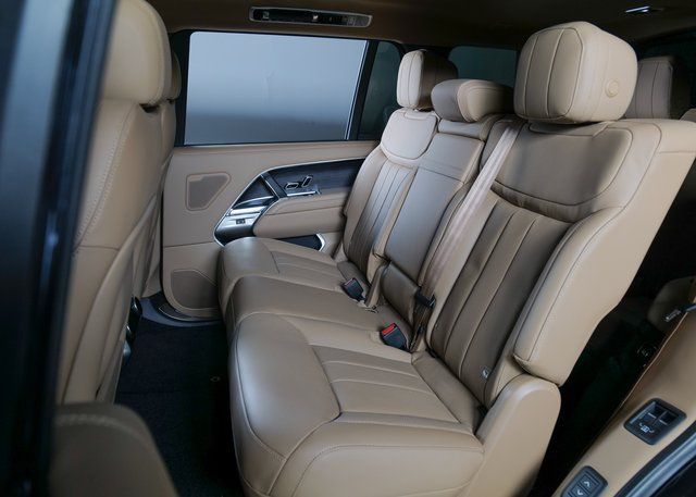 2025 Land Rover Range Rover SE photo 4