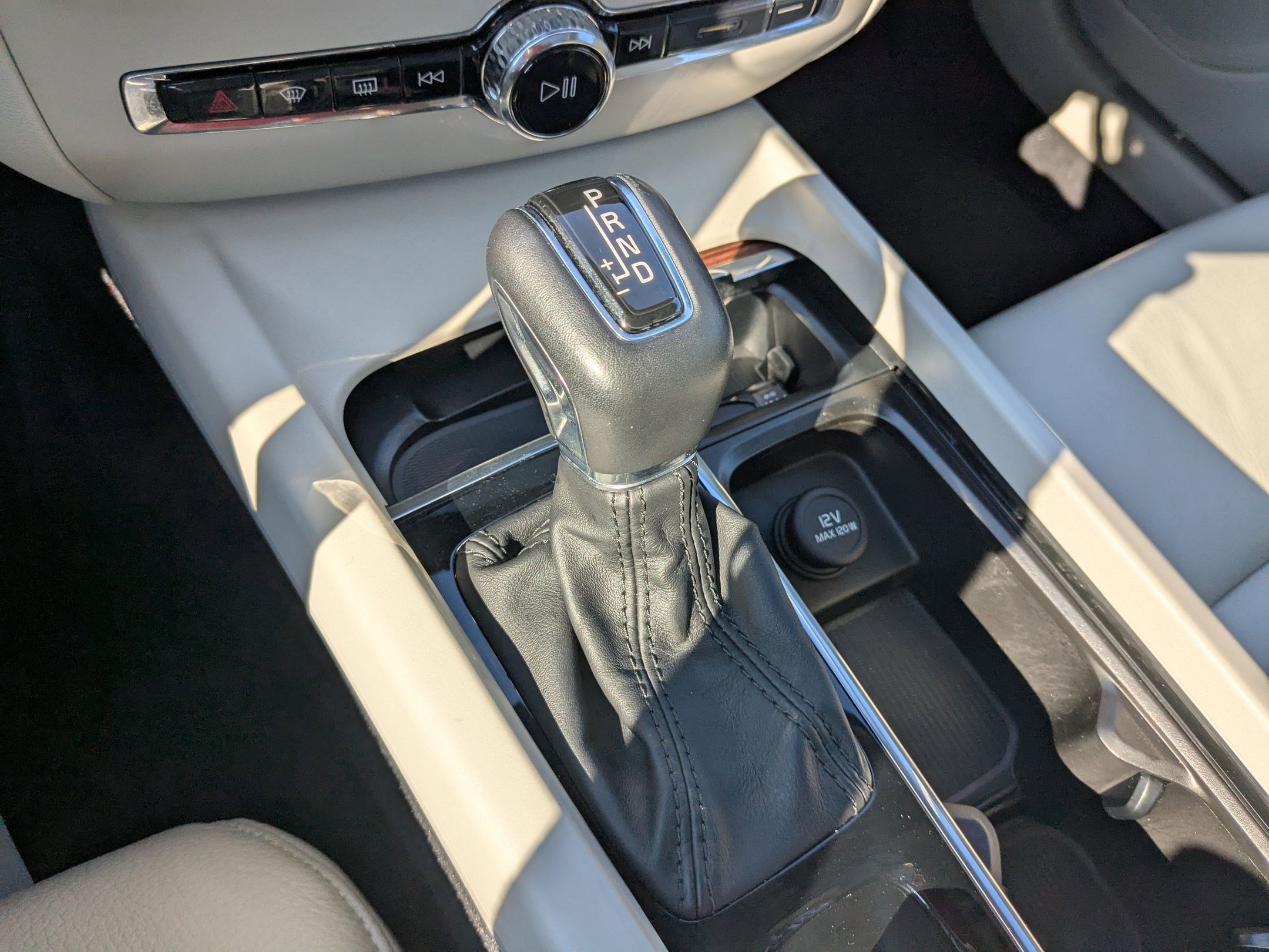 2021 Volvo S60 Momentum photo 16