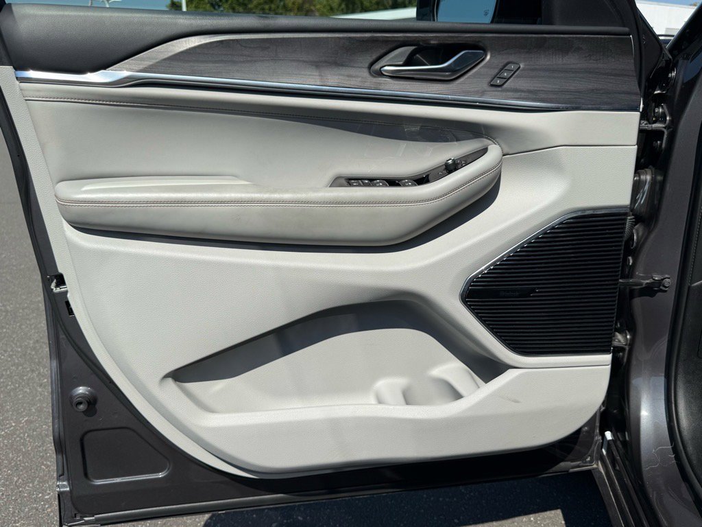 2021 Jeep Grand Cherokee Overland photo 4