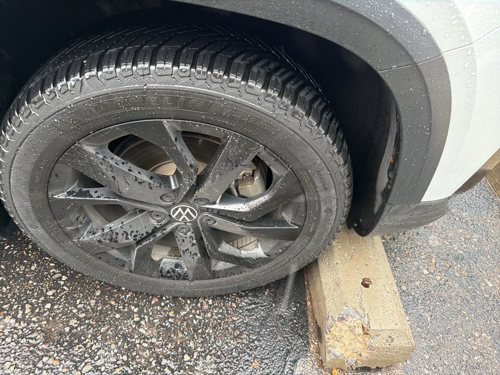 2022 Volkswagen Taos SE photo 3