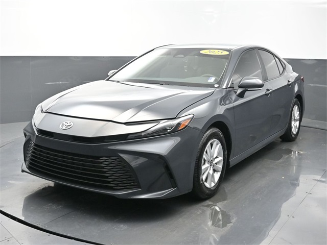 2025 Toyota Camry LE's photo