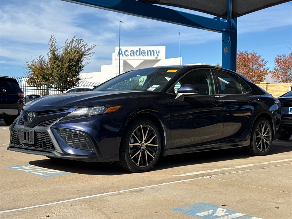 2021 Toyota Camry SE's photo