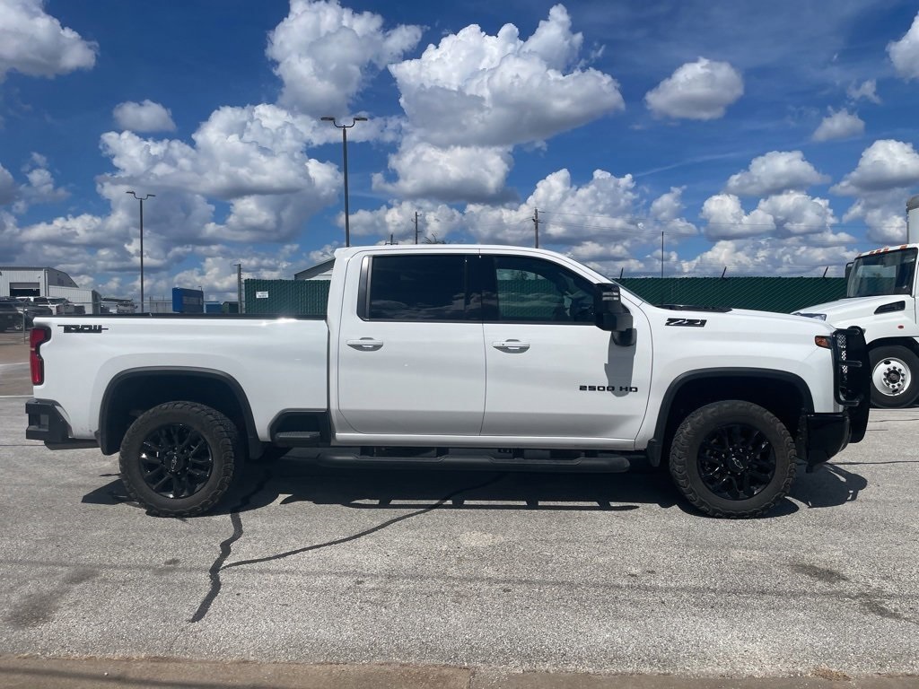 2025 Chevrolet Silverado 2500HD LTZ photo 2