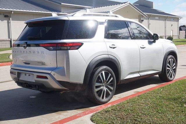 2023 Nissan Pathfinder Platinum photo 2