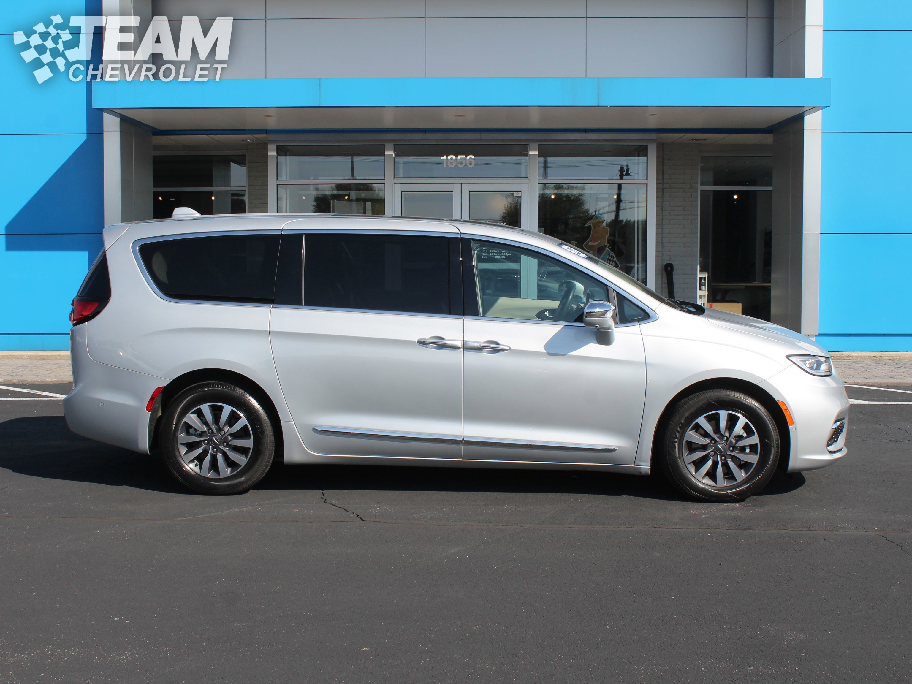 2022 Chrysler Pacifica Hybrid Limited photo 3