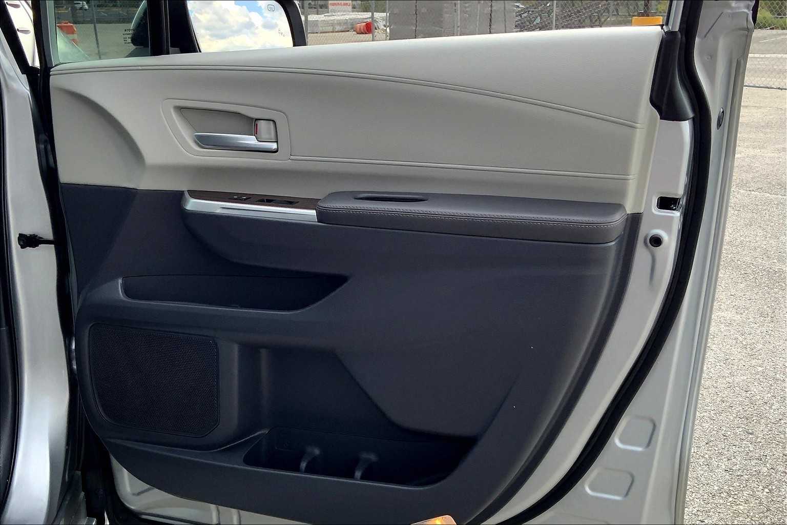 2024 Toyota Sienna XLE photo 21