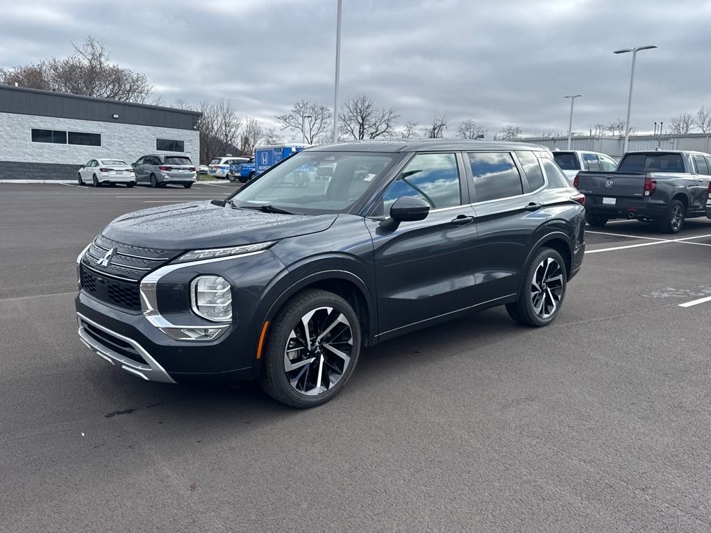 2024 Mitsubishi Outlander SE's photo