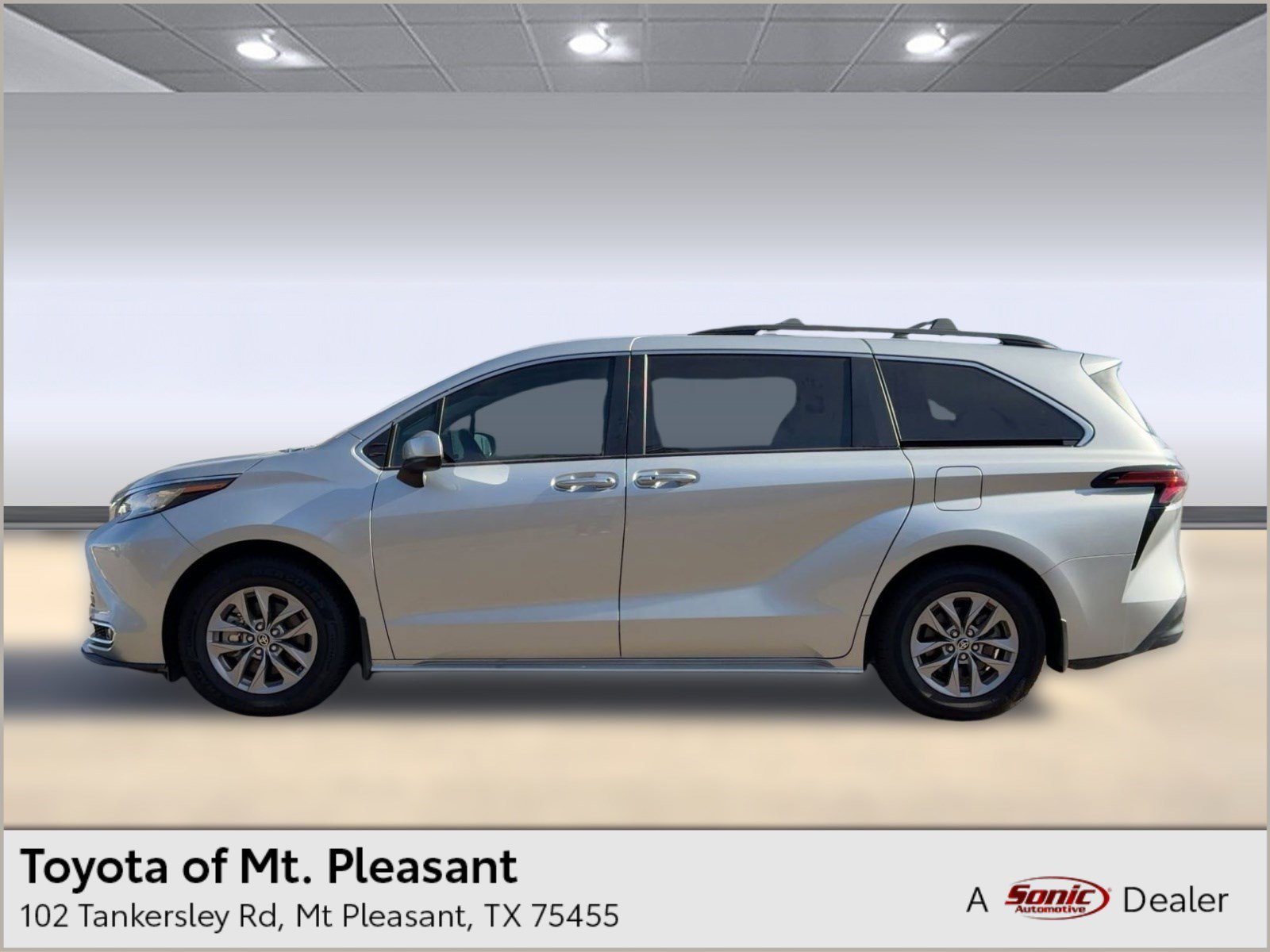 2022 Toyota Sienna XLE's photo