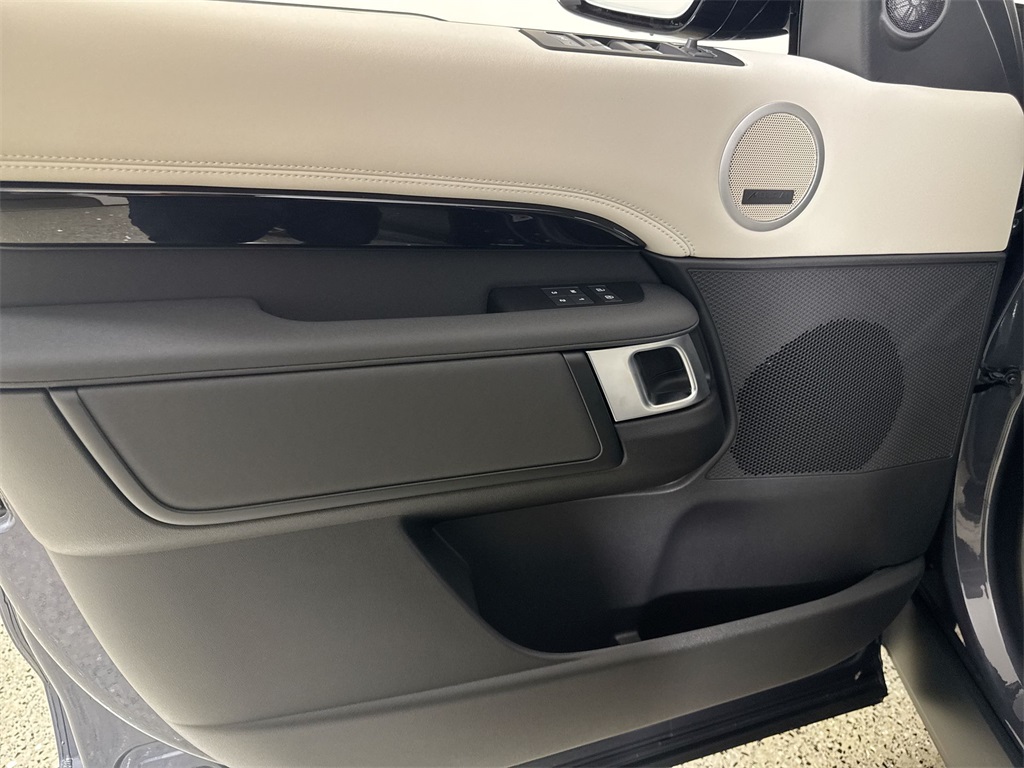 2025 Land Rover Discovery S photo 12