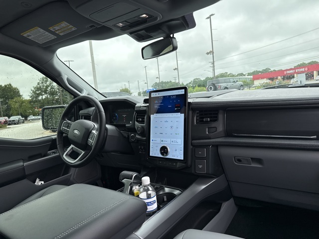 2025 Ford F-150 Lightning photo 17