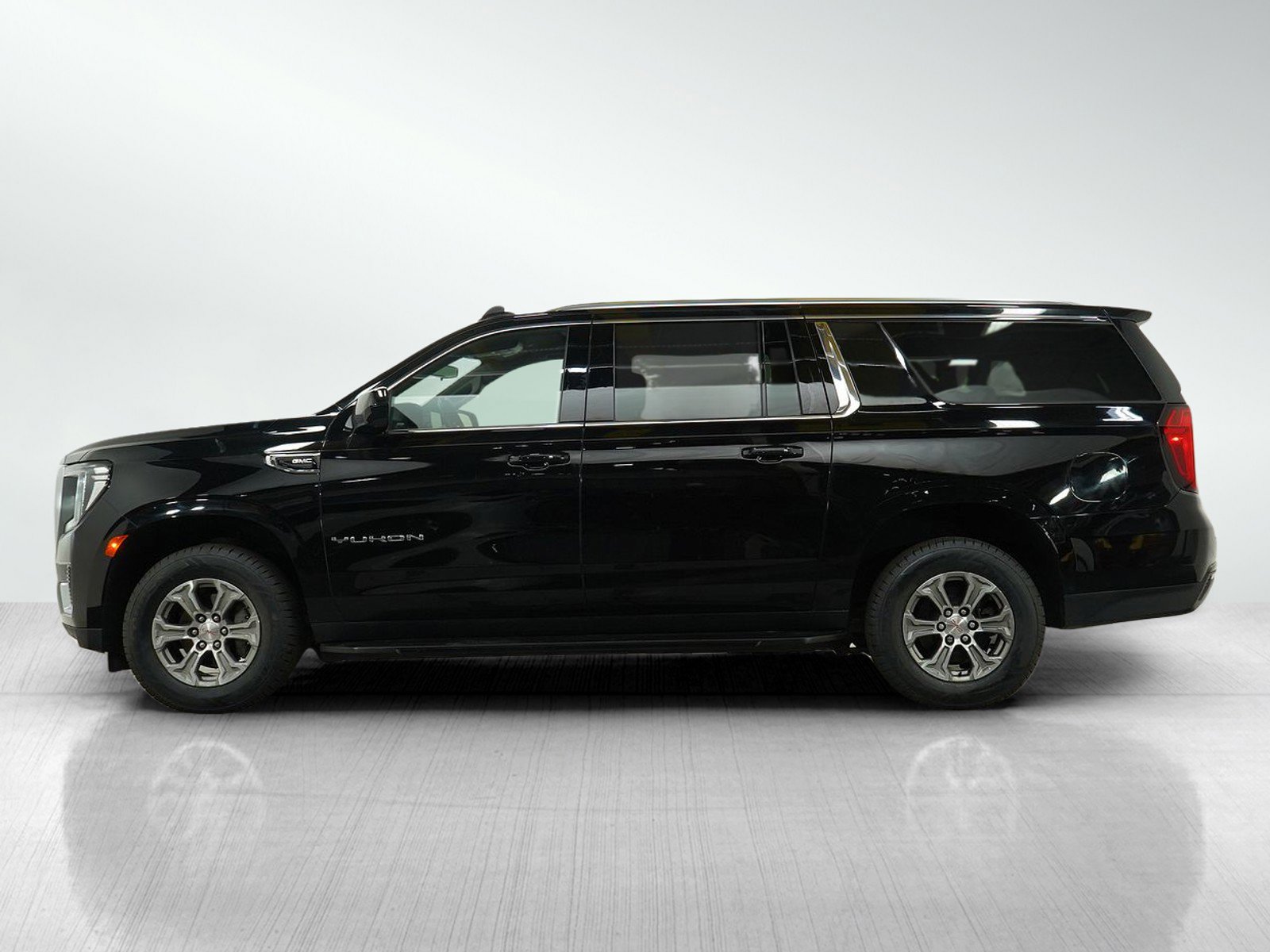 Used 2022 GMC Yukon XL SLE with VIN 1GKS2FKD4NR309449 for sale in Roseville, Minnesota