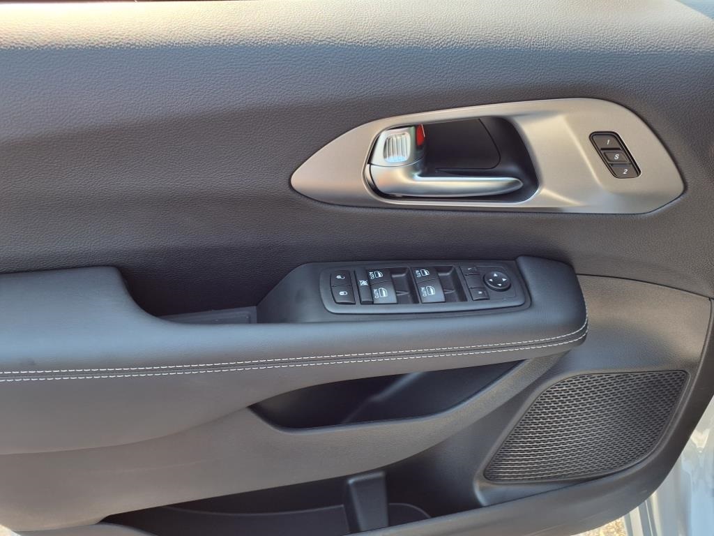 2026 Chrysler Pacifica photo 6