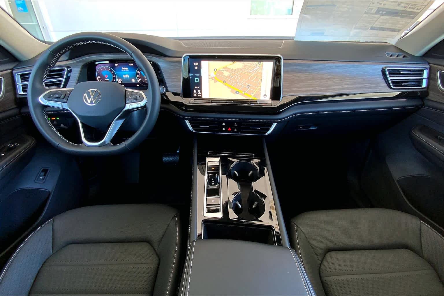 2025 Volkswagen Atlas SEL photo 5