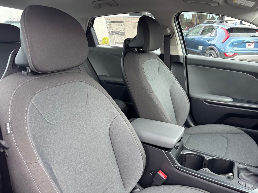 2025 Kia K4 LXS photo 28