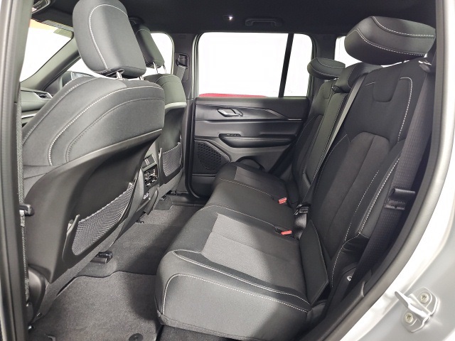2025 Jeep Grand Cherokee Laredo Altitude photo 24
