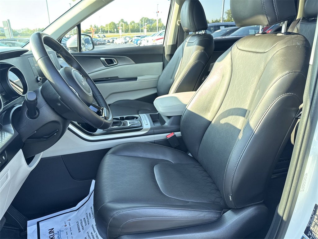 2024 Kia Carnival LX photo 16