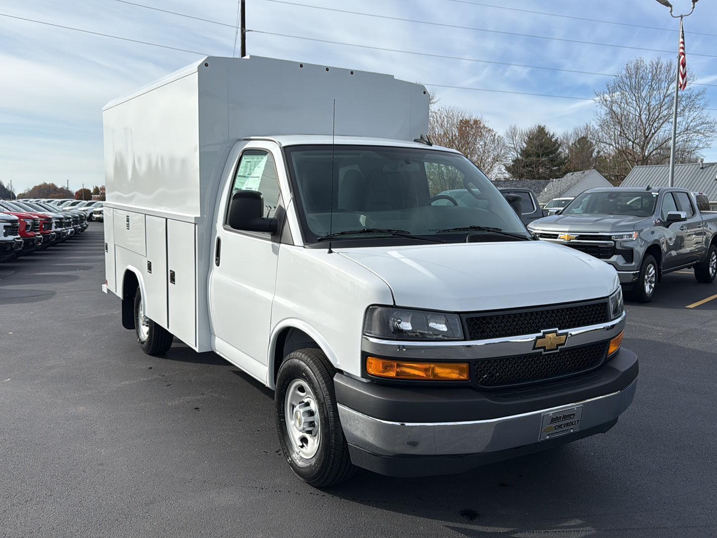 2025 Chevrolet Express Cutaway 3500 photo 3