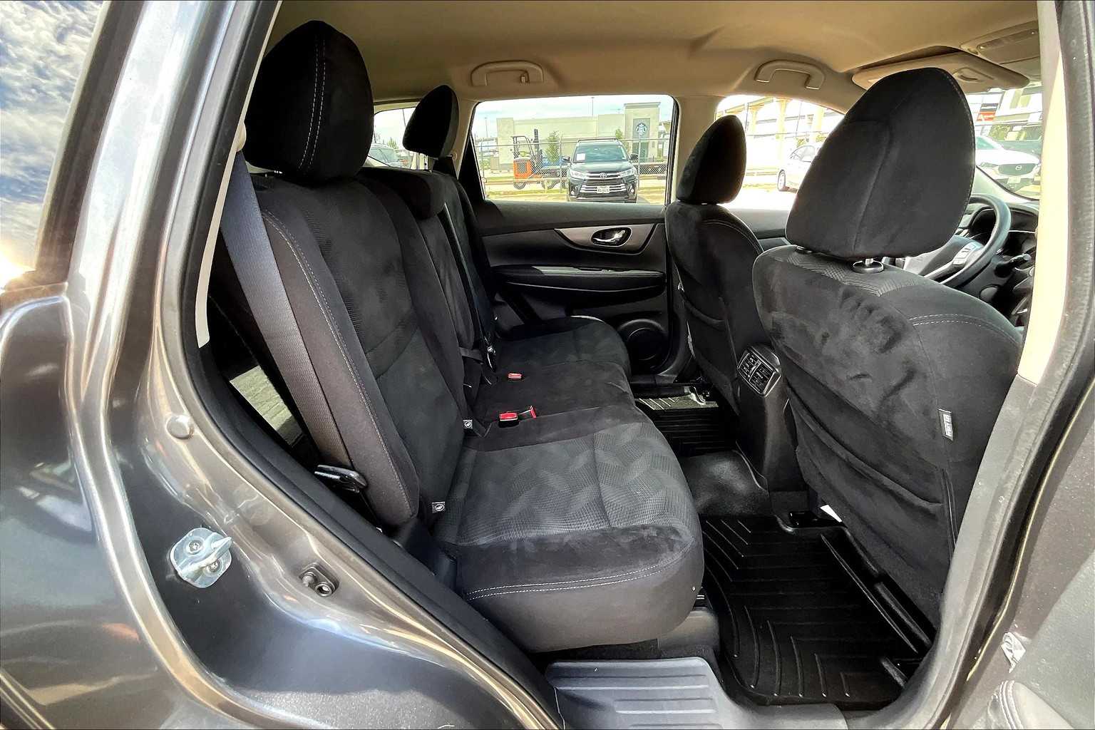 2016 Nissan Rogue SV photo 16