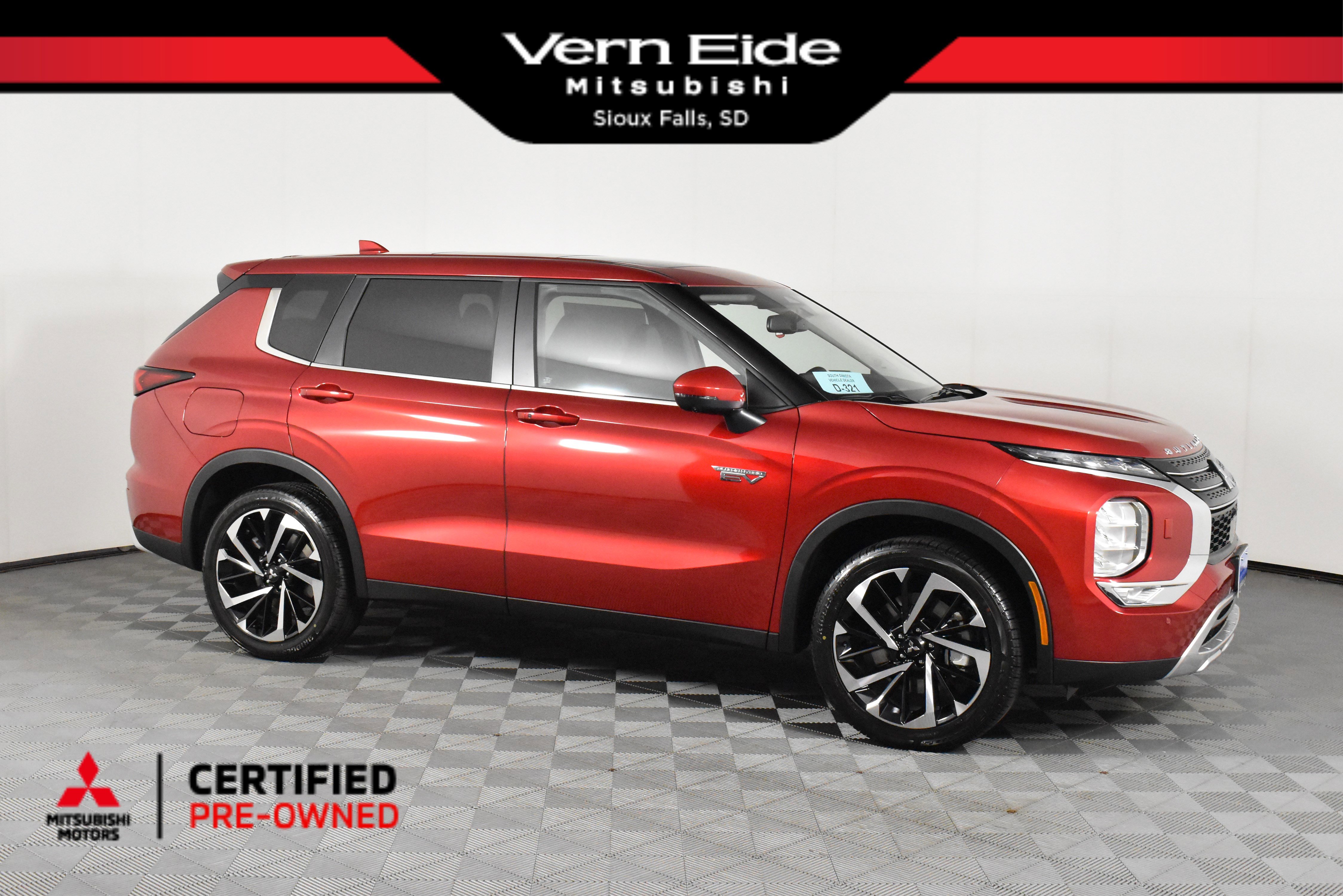 2025 Mitsubishi Outlander Plug-in Hybrid SE's photo