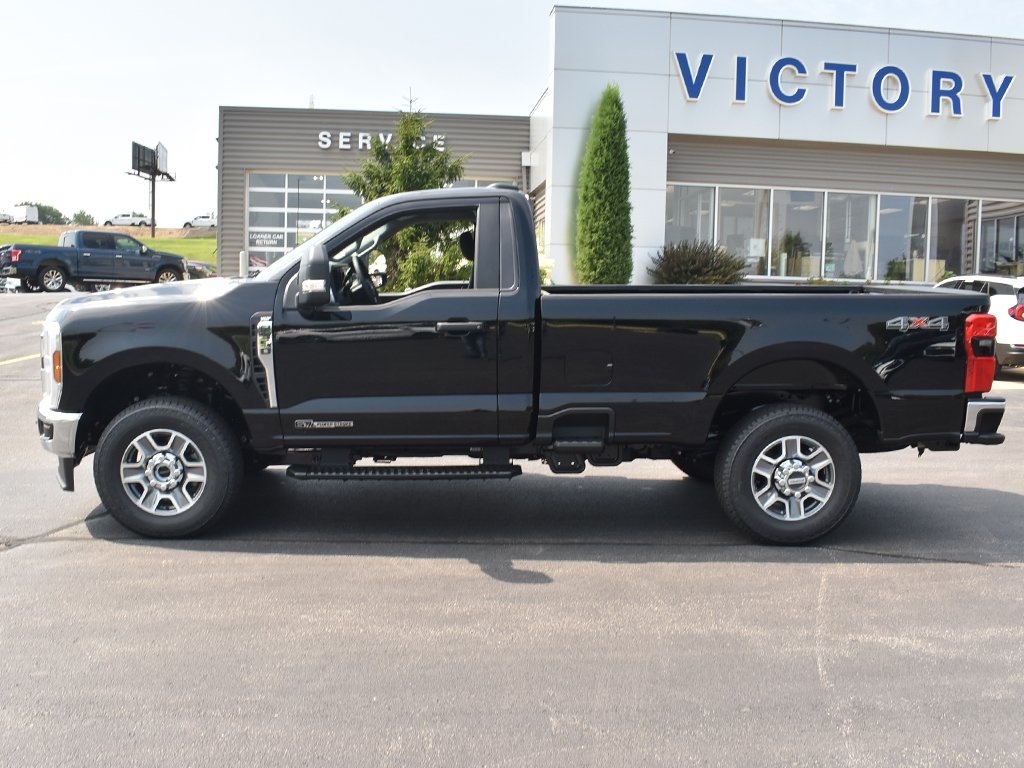 2025 Ford F-350 XLT photo 2