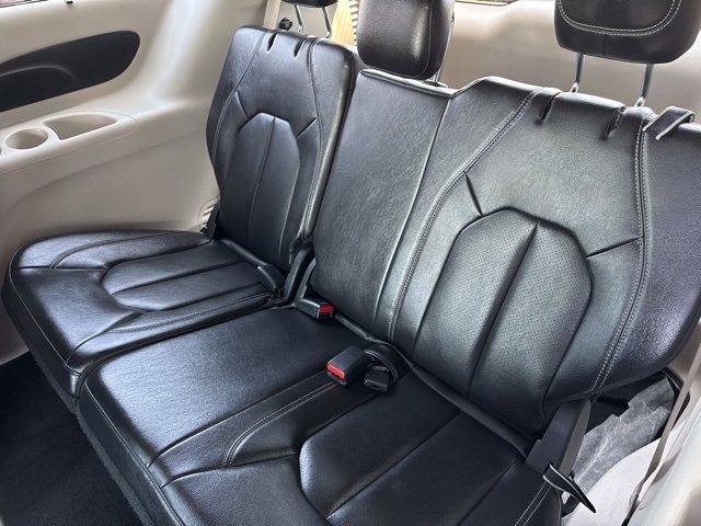 2022 Chrysler Pacifica Touring L photo 13