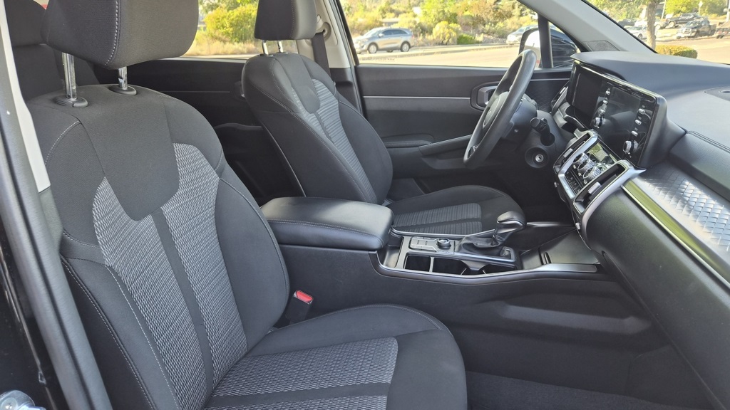 2023 Kia Sorento LX photo 12