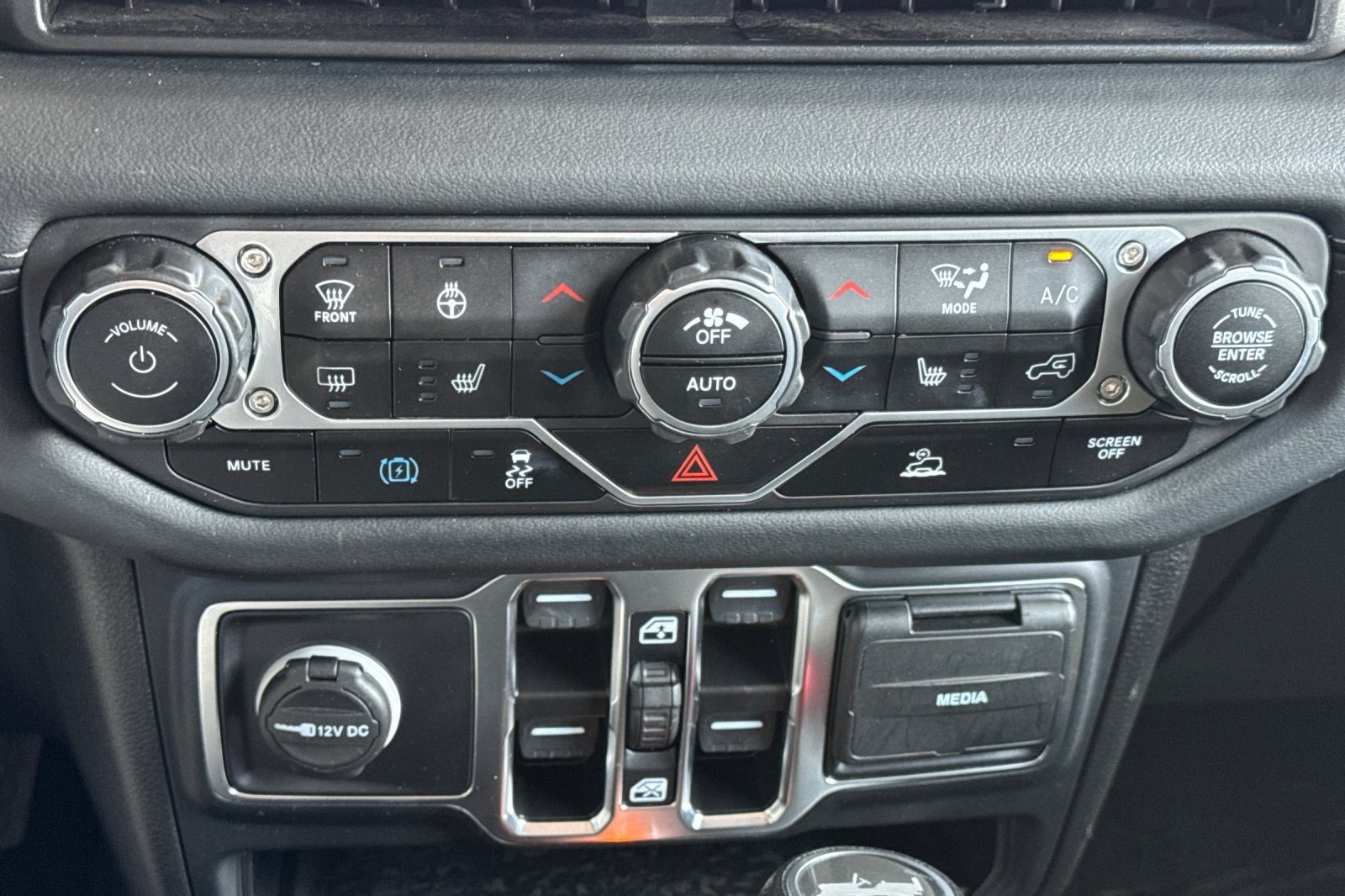 2024 Jeep Wrangler Sahara 4xe photo 19