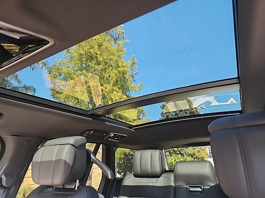 2022 Land Rover Range Rover P525 HSE HSE Westminster Edition photo 2