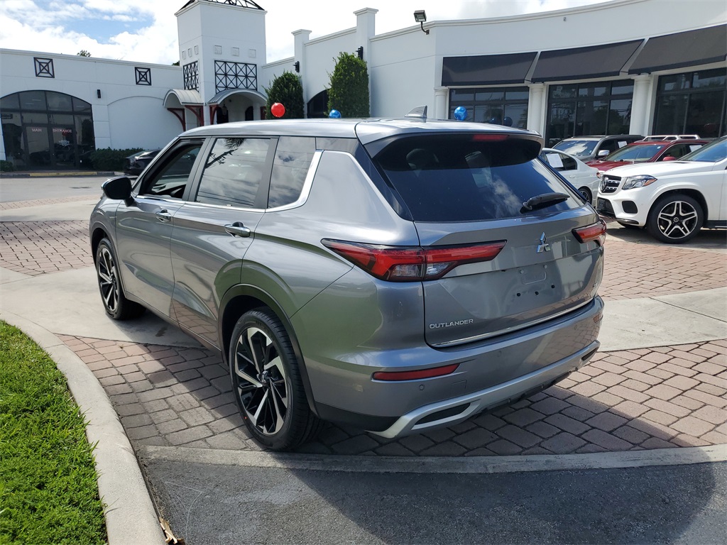 2022 Mitsubishi Outlander SE photo 2