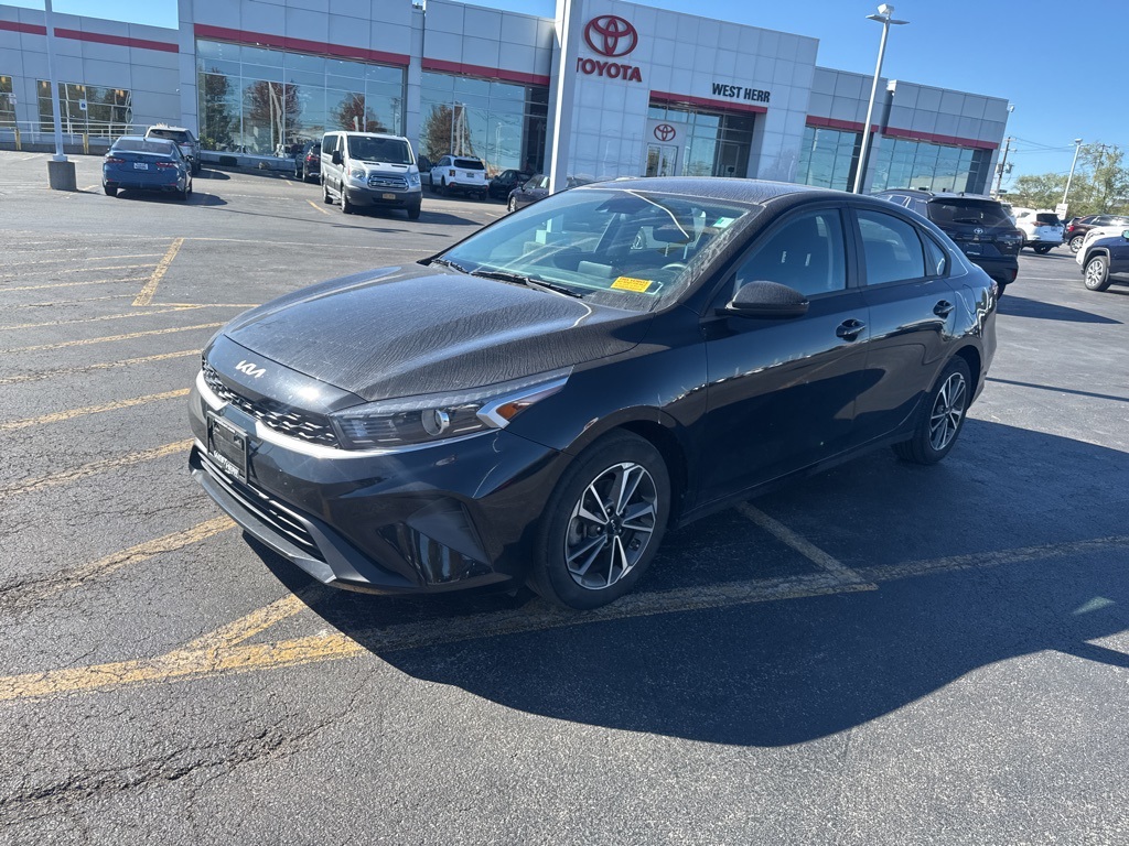 2023 Kia Forte LXS photo 3
