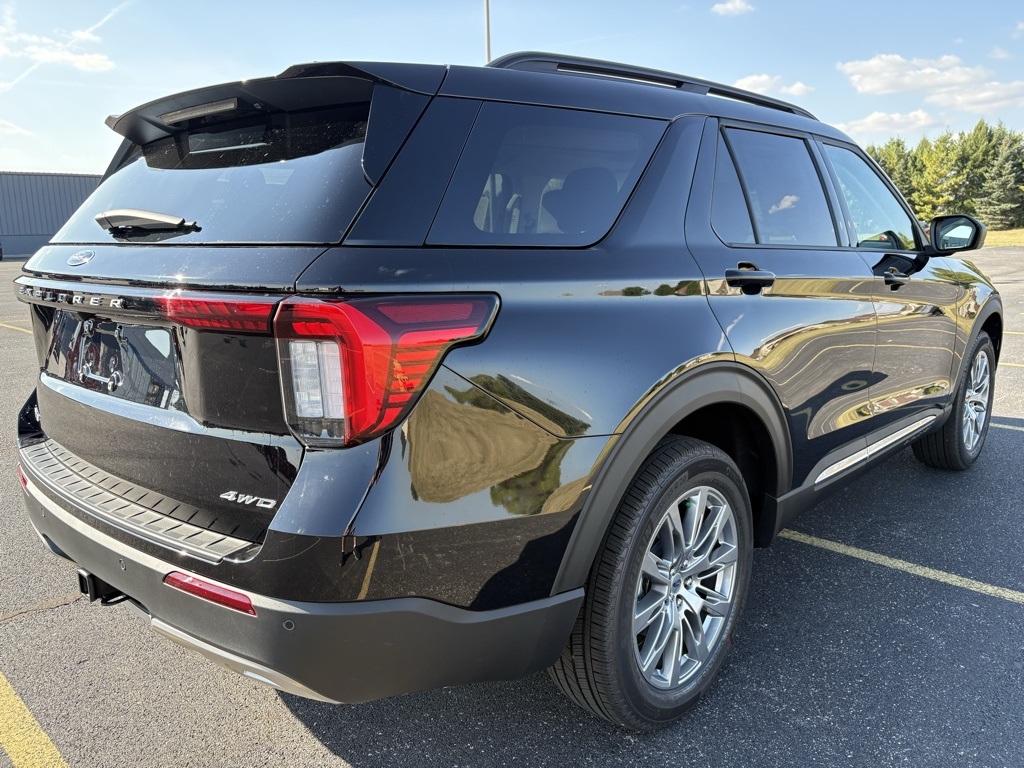 2025 Ford Explorer photo 4
