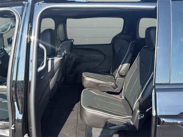 2026 Chrysler Pacifica Limited photo 16