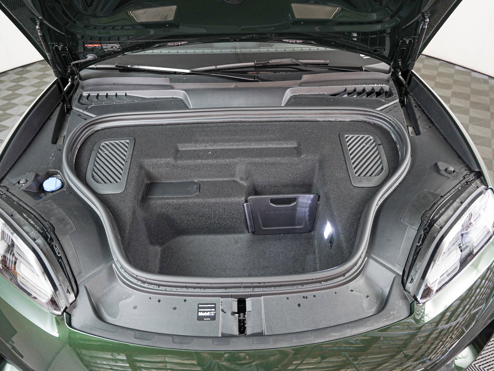 2025 Porsche Macan Electric photo 21