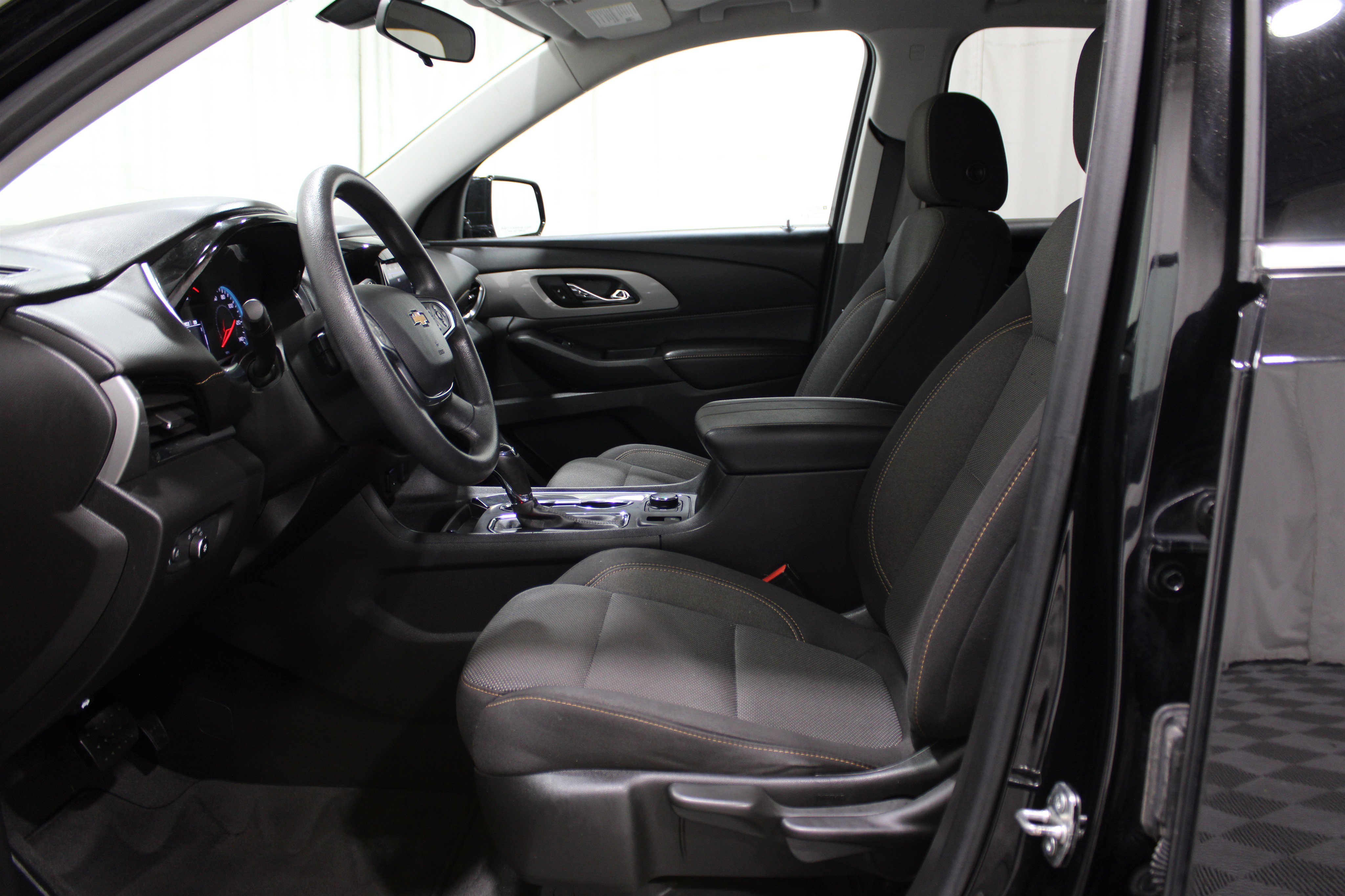 2020 Chevrolet Traverse LS photo 3