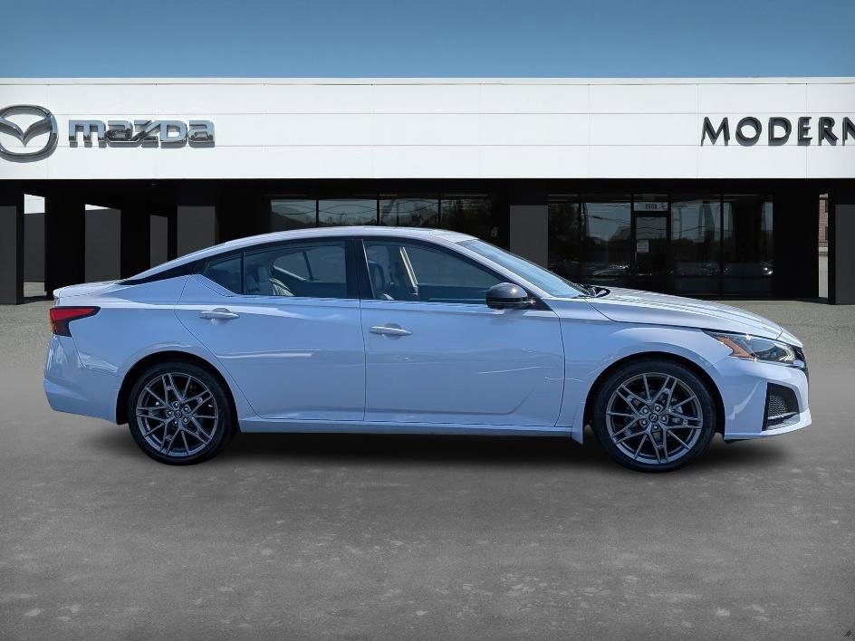 2023 Nissan Altima SR photo 6