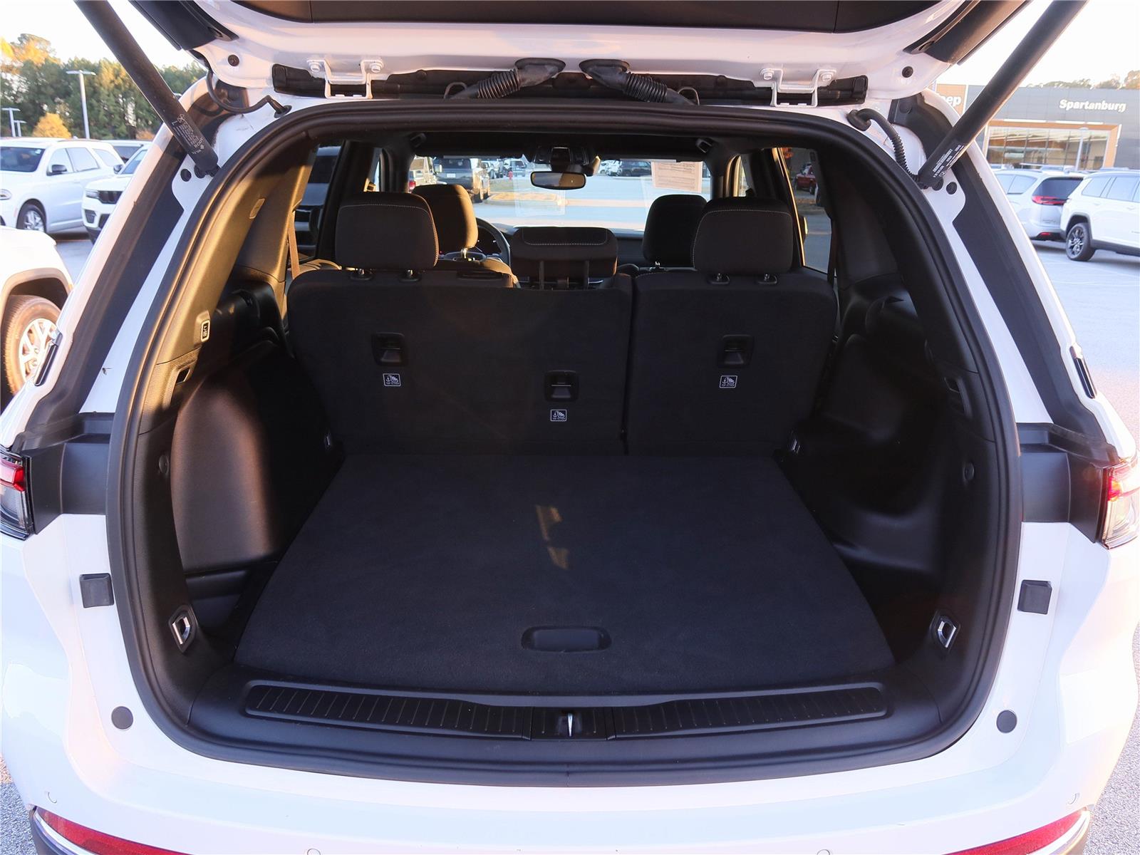 2024 Jeep Grand Cherokee Laredo photo 2